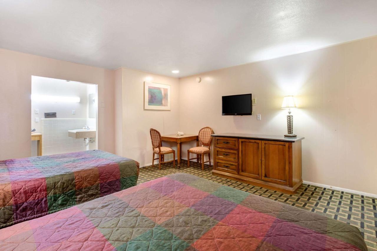 Rodeway Inn & Suites Raton Exterior foto